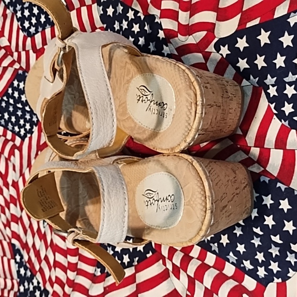 Easy Street Strictly Comfort EUC Tan Sandals Strappy Design Buckle Closure. 8M. - Picture 2 of 7